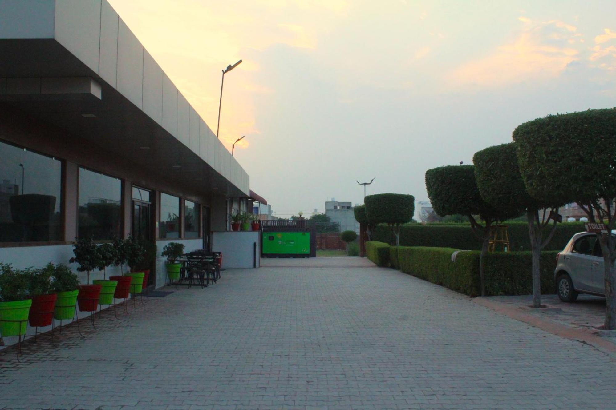 Apple & Restaurant